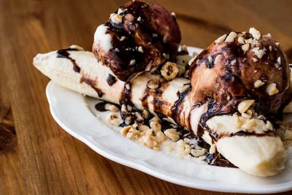 Muzlu dondurma çikolatalı sos ve fındık ile.