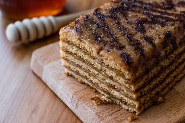 Honung tårta med valnöt och karamell Cream. — Stockfoto