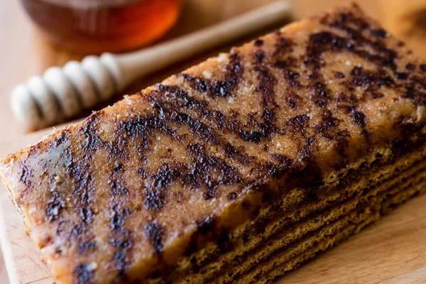 Honigkuchen mit Walnuss und Karamellcreme. — Stockfoto