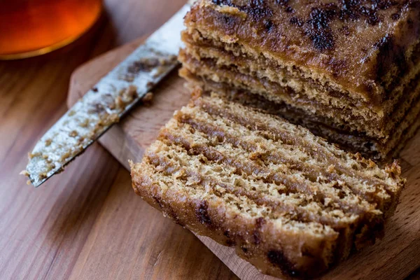 Honigkuchen mit Walnuss und Karamellcreme. — Stockfoto