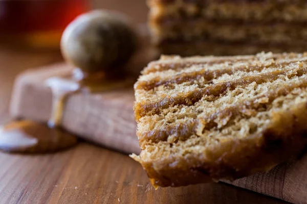 Honigkuchen mit Walnuss und Karamellcreme. — Stockfoto