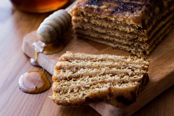 Honung tårta med valnöt och karamell Cream. — Stockfoto