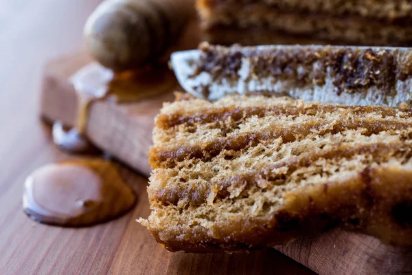 Медовый торт с орехом и карамельным кремом . — стоковое фото