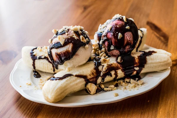 Banana Split with ice cream chocolate sauce and Hazelnuts. — Stock Photo, Image