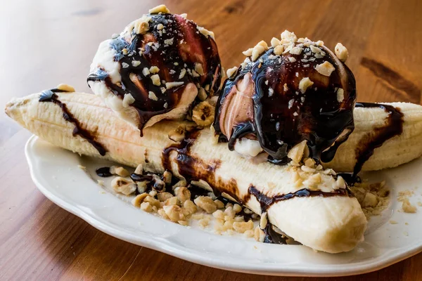 Muzlu dondurma çikolatalı sos ve fındık ile.