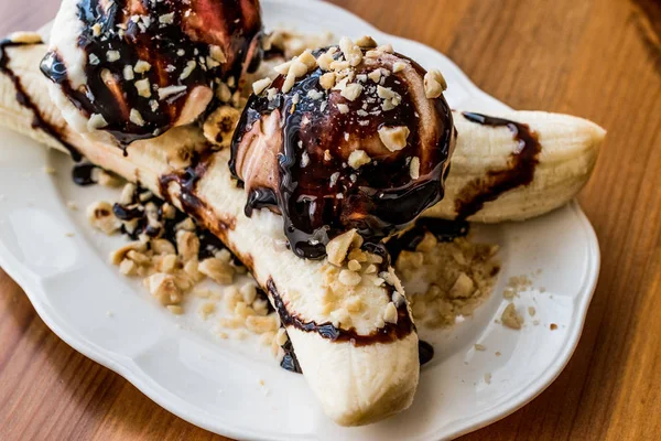 Muzlu dondurma çikolatalı sos ve fındık ile.