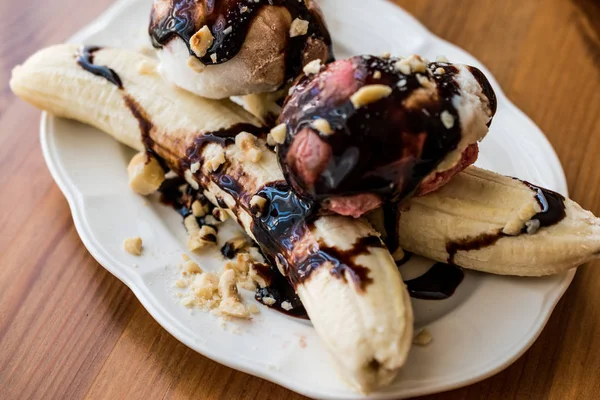 Banana Split with ice cream chocolate sauce and Hazelnuts. — Stock Photo, Image