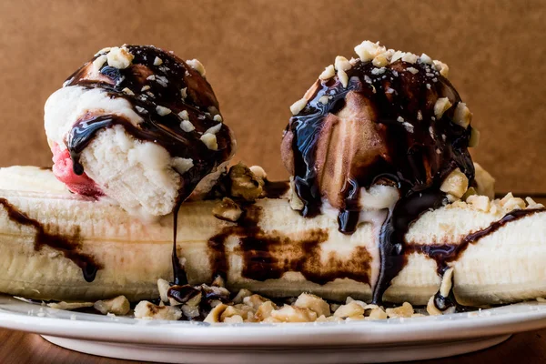 Muzlu dondurma çikolatalı sos ve fındık ile.