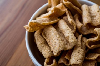 Chia fiş ya da bir kasede krakerler.