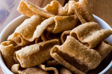 Chia fiş ya da bir kasede krakerler.