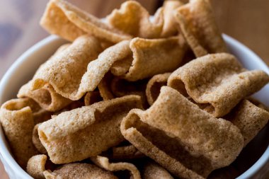 Chia fiş ya da bir kasede krakerler.