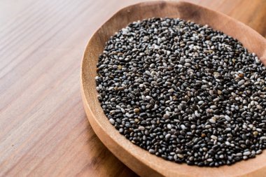 Tahta kaşıkta chia tohumları.