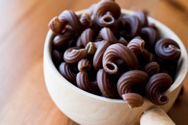 Ahşap Kepçe içinde üzüm tohum ile ham Brown makarna. 