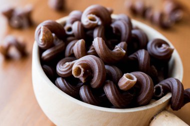 Ahşap Kepçe içinde üzüm tohum ile ham Brown makarna.