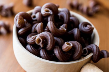 Ahşap Kepçe içinde üzüm tohum ile ham Brown makarna.