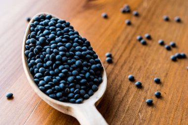 Siyah havyar mercimek tahta kaşık içinde.