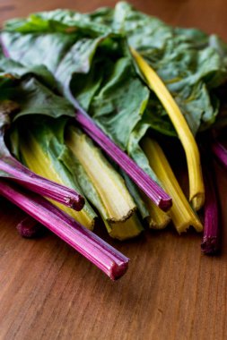 Ahşap yüzey üzerinde ham organik gökkuşağı Swiss pazı dikti.