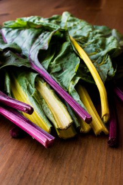 Ahşap yüzey üzerinde ham organik gökkuşağı Swiss pazı dikti.