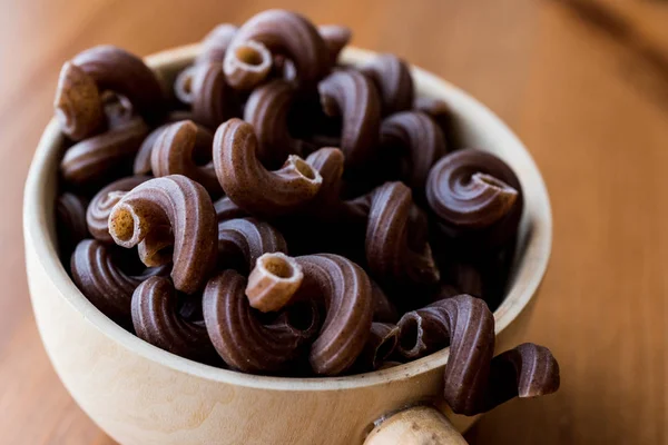 Ahşap Kepçe içinde üzüm tohum ile ham Brown makarna.