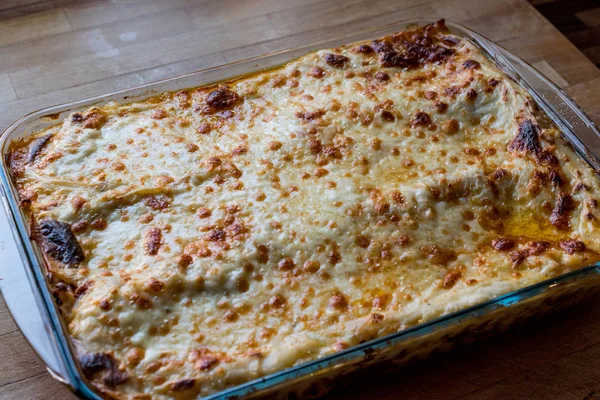 Lazanya kıyma, Bolognese sos ve eritilmiş peynir ile.