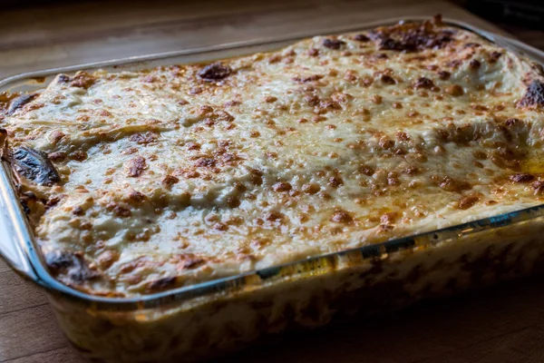 Lasagne met gehakt, Bolognese saus en gesmolten kaas. — Stockfoto