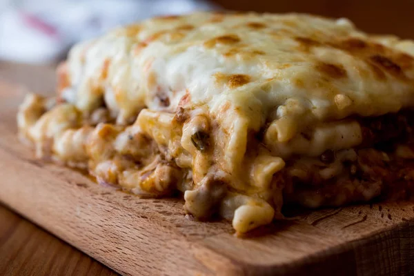 Lasagna with minced meat, Bolognese sauce and melted cheese. — Stock Photo, Image