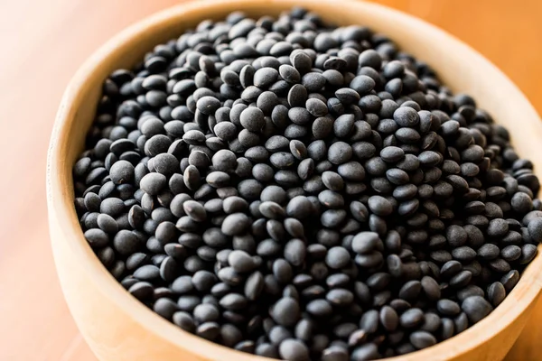 Siyah havyar mercimek tahta kaşık içinde.