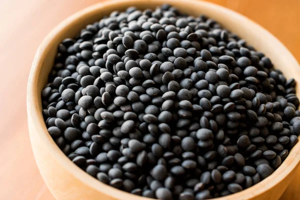 Siyah havyar mercimek tahta kaşık içinde.