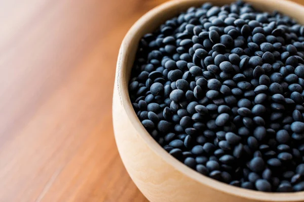 Siyah havyar mercimek tahta kaşık içinde.