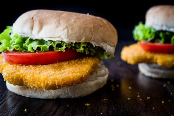 Chicken Burger mit Tomaten und Salat. — Stockfoto