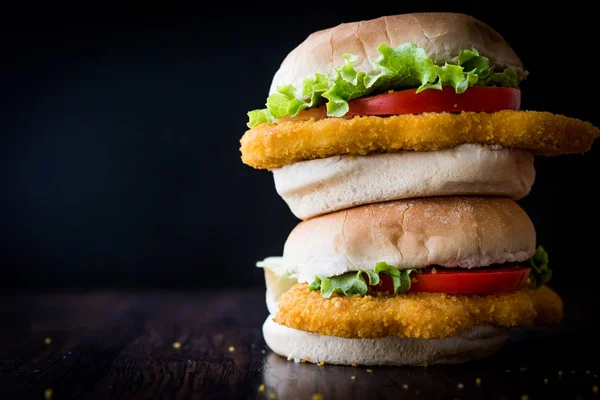 Tavuk Burger yığını marul ve domates ile.