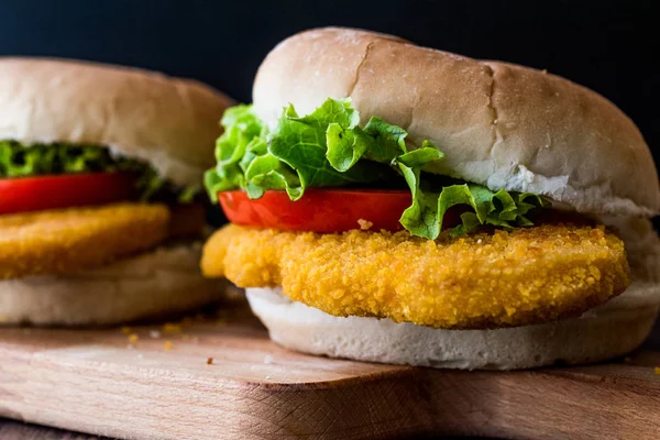 Tavuk Burger domates ve marul.