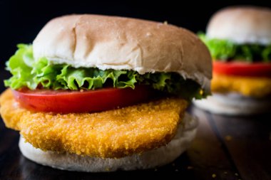 Tavuk Burger domates ve marul.