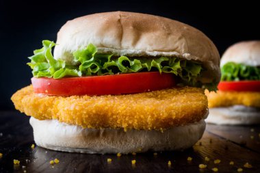 Tavuk Burger domates ve marul.