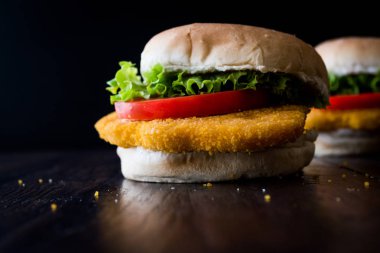 Tavuk Burger domates ve marul.