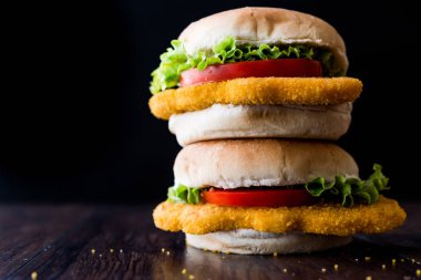 Tavuk Burger yığını marul ve domates ile.