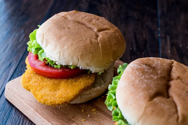 Chicken Burger mit Tomaten und Salat. — Stockfoto