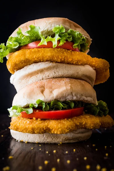 Tavuk Burger yığını marul ve domates ile.