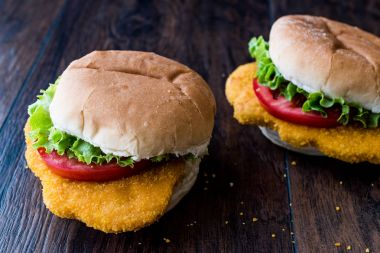 Tavuk Burger domates ve marul.