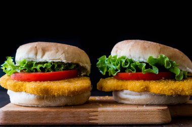 Tavuk Burger domates ve marul.