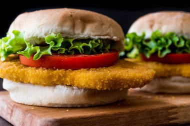 Tavuk Burger domates ve marul.