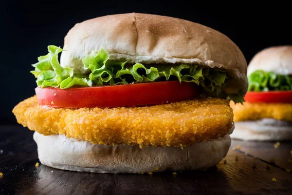 Chicken Burger mit Tomaten und Salat. — Stockfoto