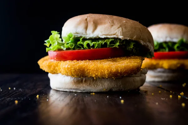 Tavuk Burger domates ve marul.