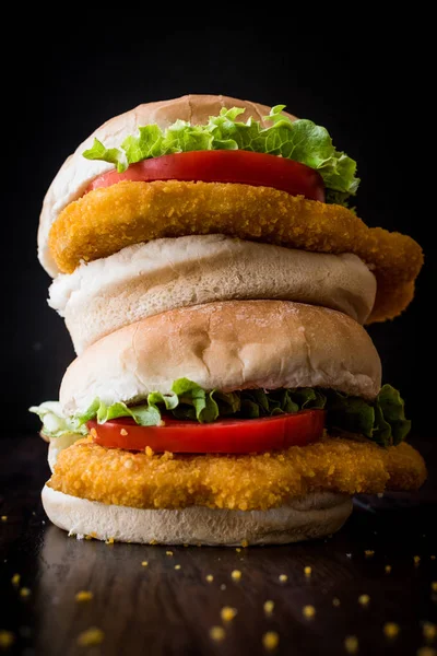 Pila di hamburger di pollo con pomodori e lattuga . — Foto Stock