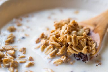 Granola ile bir kaşık süt