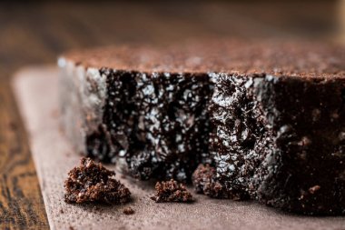 Koyu ahşap yüzeyde çikolatalı kek.