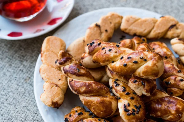 Galletas saladas turcas con té / Burgu Kurabiye — Foto de Stock