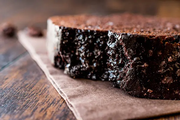 Koyu ahşap yüzeyde çikolatalı kek.