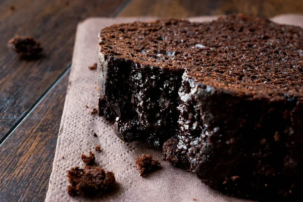 Шоколадный торт на темной деревянной поверхности . — стоковое фото