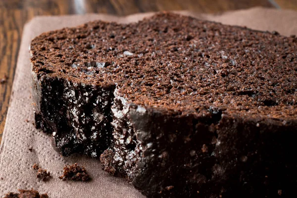 Шоколадный торт на темной деревянной поверхности . — стоковое фото